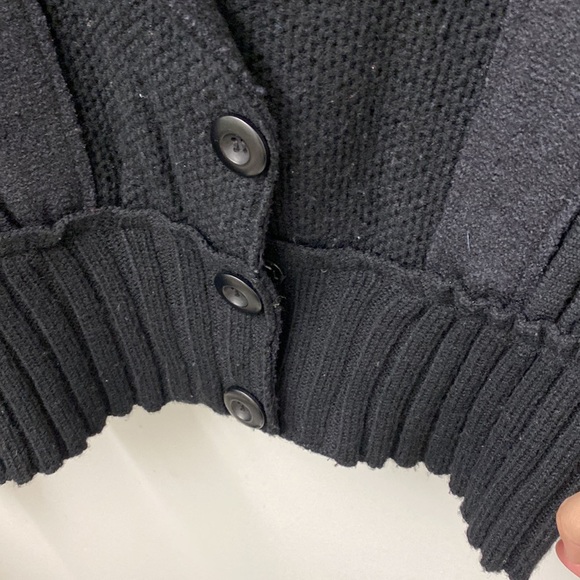 One girl who wool black sweater - Picture 10 of 14